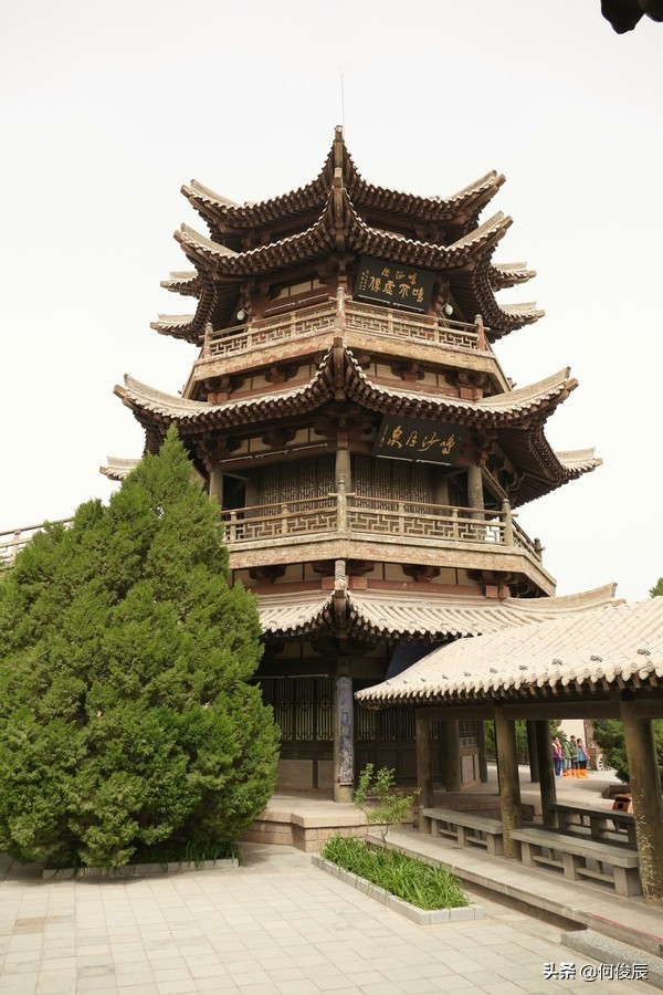 鸣沙山月牙泉堆满了游客,鸣沙山月牙泉景区