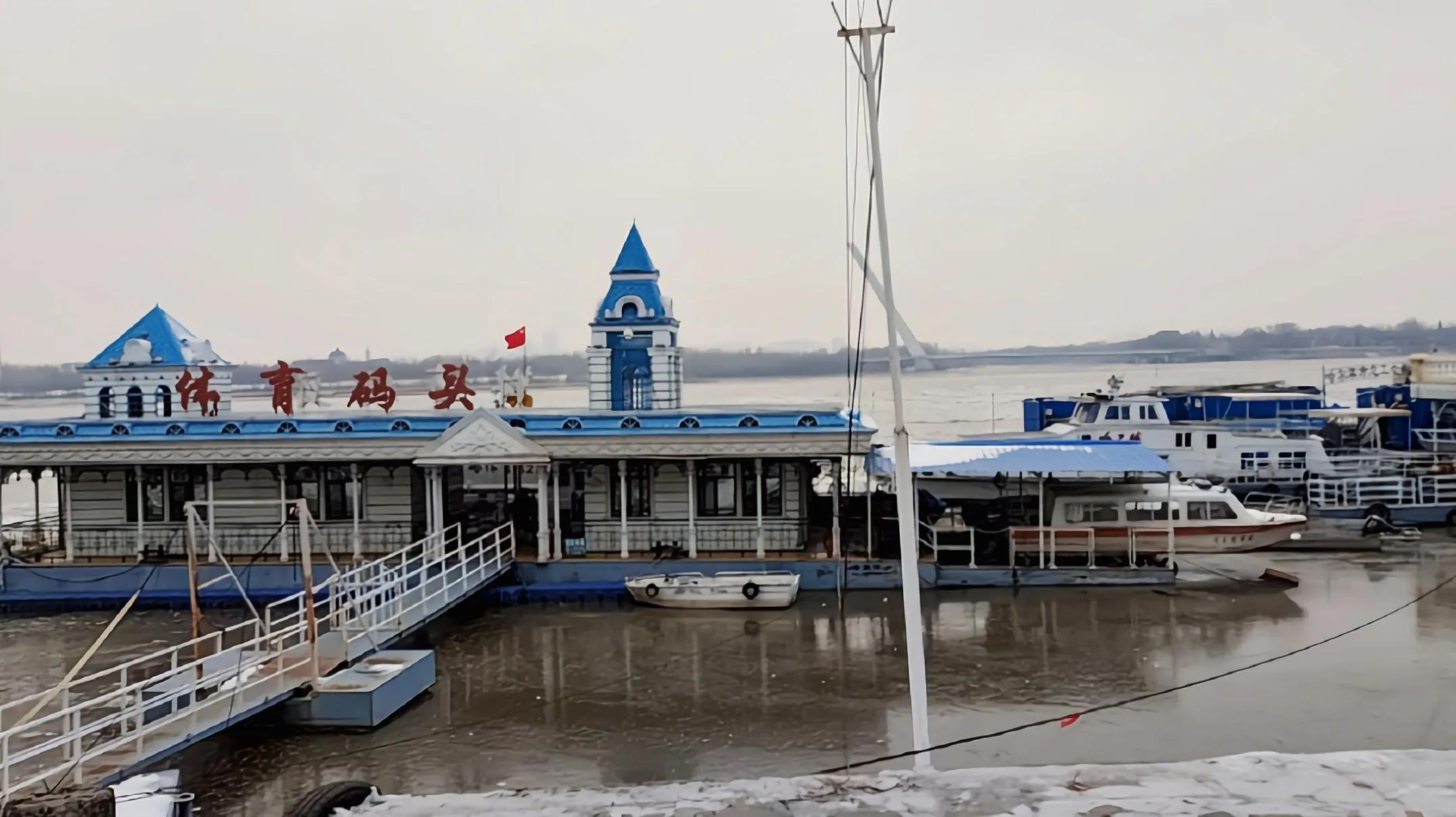 佳木斯松花江跑冰排视频,看哈尔滨松花江冰排最佳位置