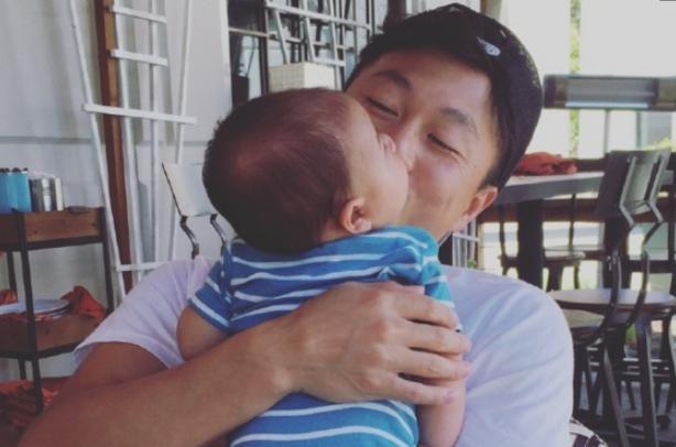 小男孩有什么错只是想要抱抱,为什么小男孩更需要抱抱