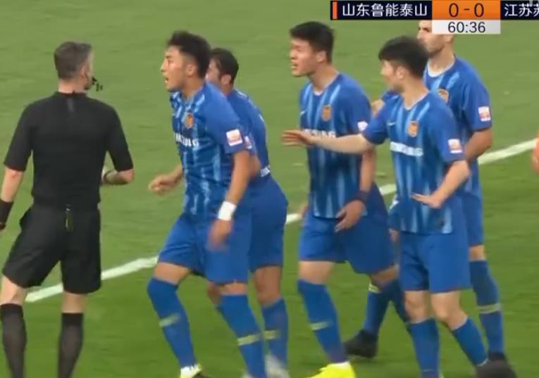 中超再现冲突：王大雷掐脖子，谢特拉为小弟出头，半路杀出个戴琳