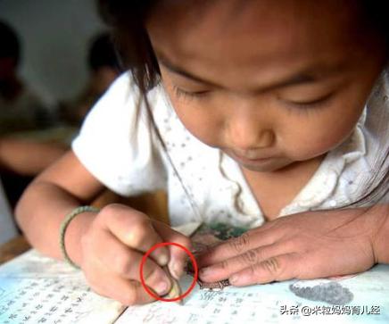 小孩写字歪歪扭扭的好丑,小孩写字写得丑咋办怎么纠正