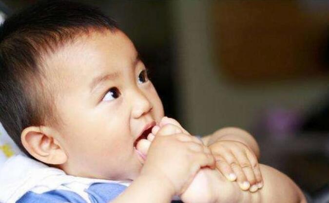 宝宝嘴巴内壁上有个小洞,宝宝嘴里有个塑料袋一样的东西