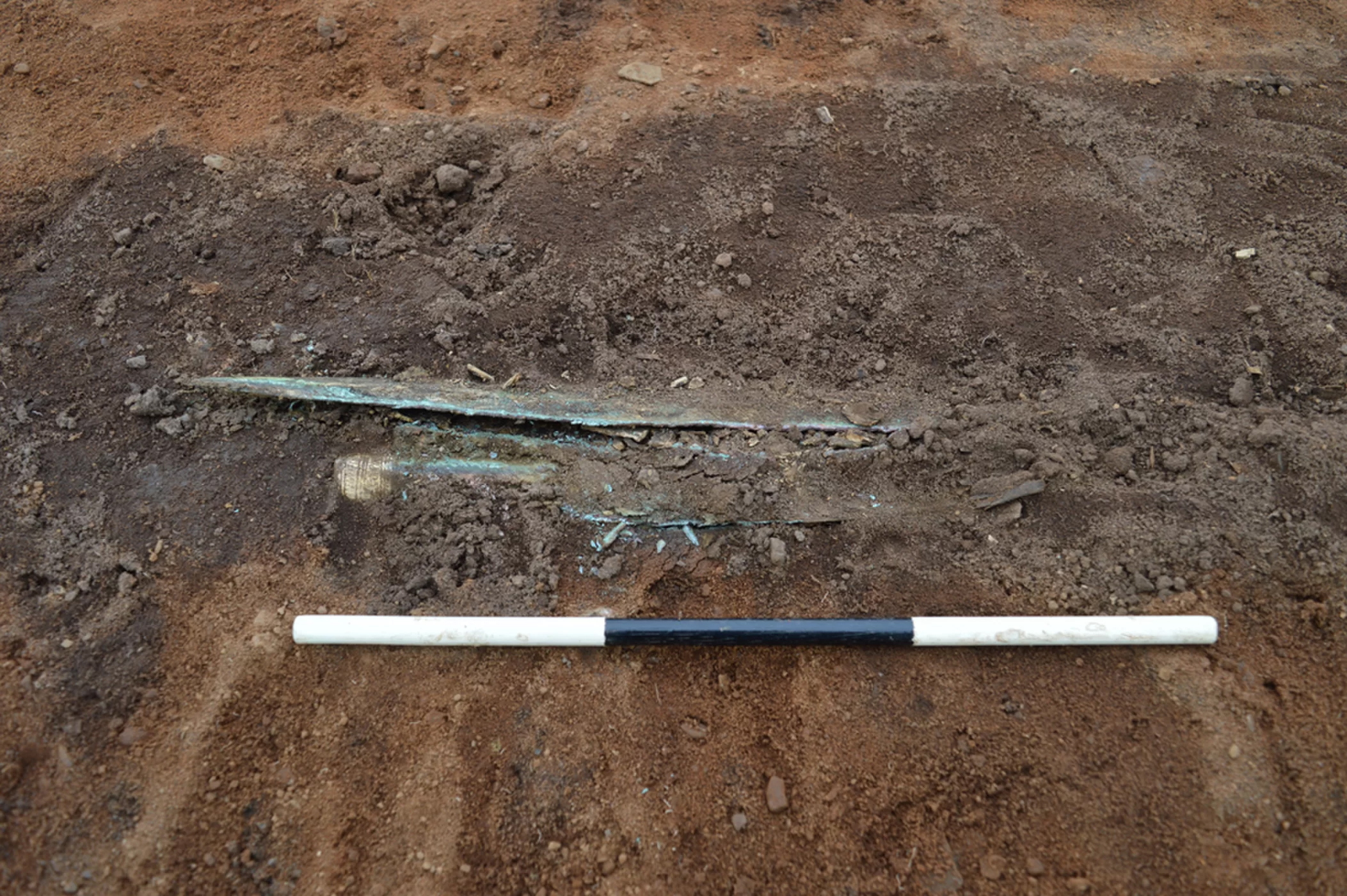 英国新建足球场，挖出青铜剑和青铜矛，保守估价100万英镑