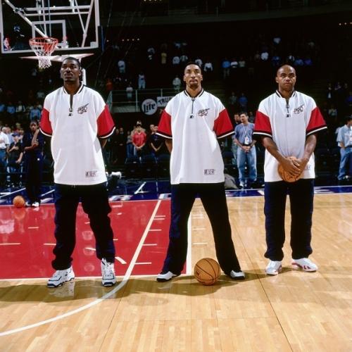 30年从按扣大LOGO变成拉链帽衫NBA出场服老的更霸气新的更舒适