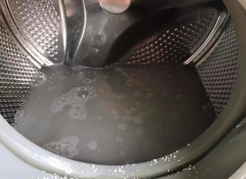 洗衣机打开一直放水是怎么回事,洗衣机开着一直闪是什么问题
