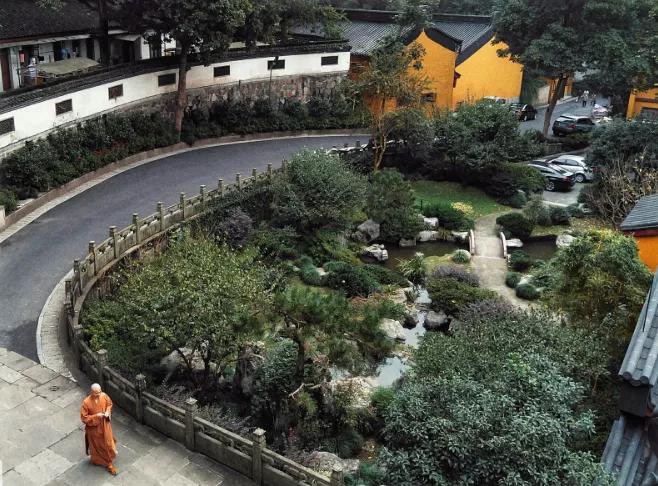 杭州灵隐寺招人火爆热搜，不用出家！当初入职90后小伙再度走红：一年半瘦20斤，8小时上班制，KPI随缘