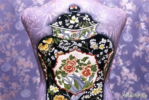 神奇的绘画:一边画一边让模特的身体一点点消失,画完模特不见了