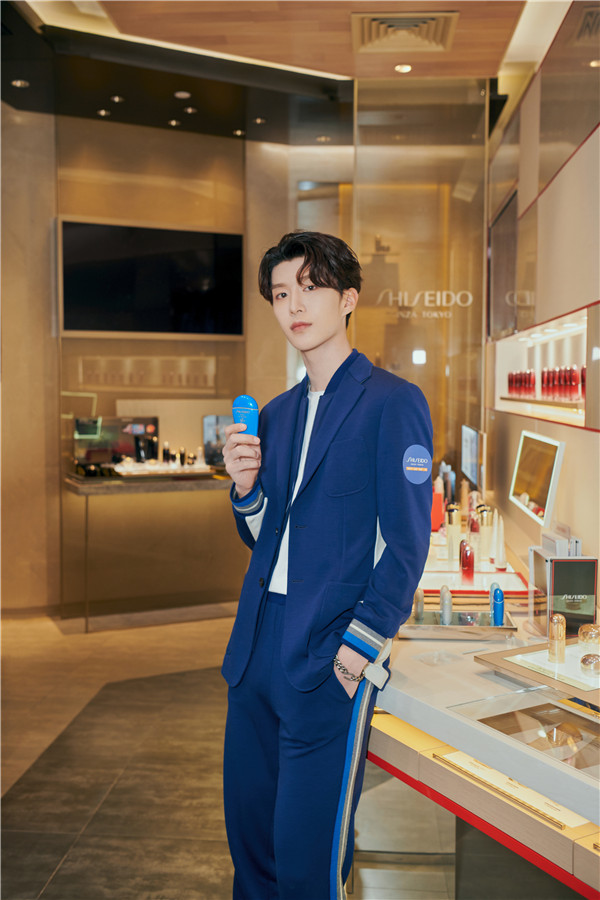 范丞丞代言的防晒霜小蓝瓶,资生堂范丞丞完整版