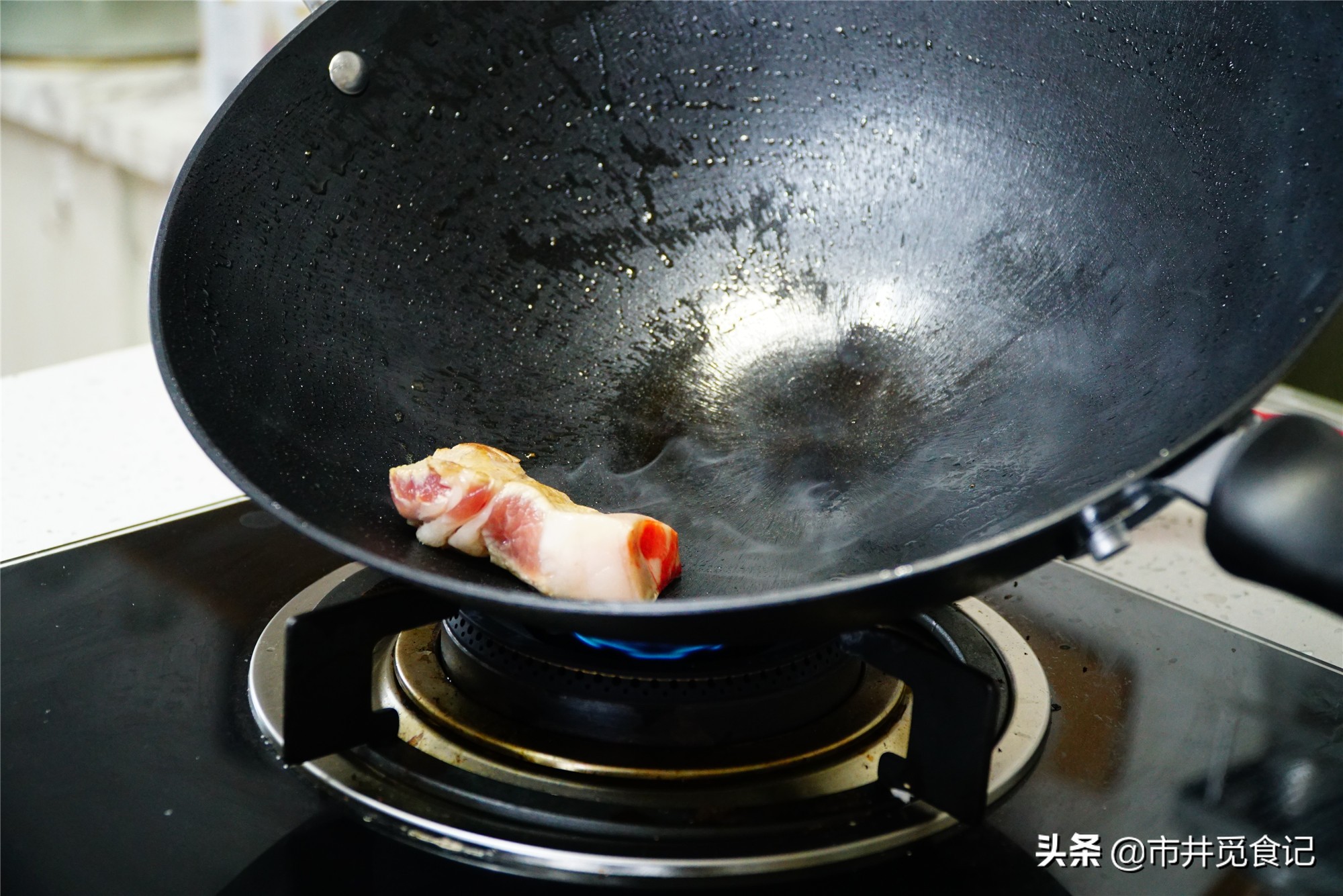 新锅生铁锅怎么开锅不生锈不粘锅,刚买的新铁锅用之前怎么操作