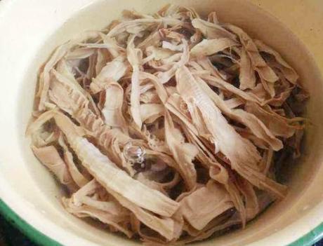 笋干直接放水里泡?难怪口感硬难嚼,大厨分享技巧,笋干鲜嫩好吃