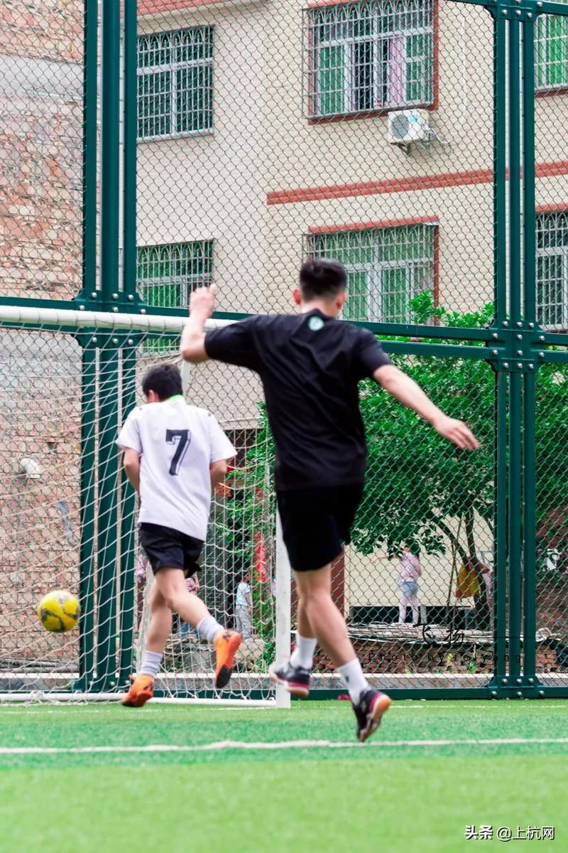 林丹野球场秀足球,林丹回到球场赢了