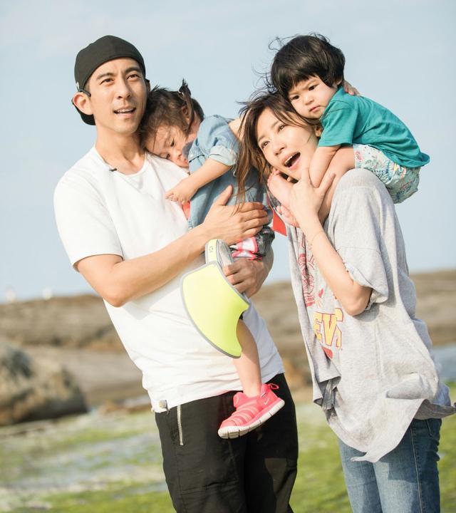 姐姐开学弟弟哭了想念姐姐,姐姐去上学弟弟舍不得姐姐打你