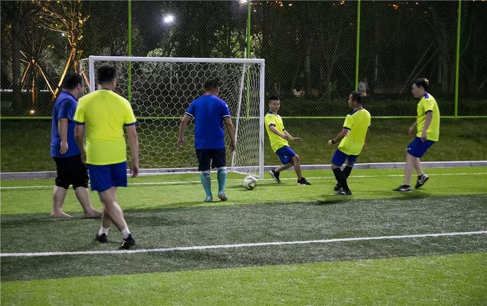 他们在曲江“争”球场……