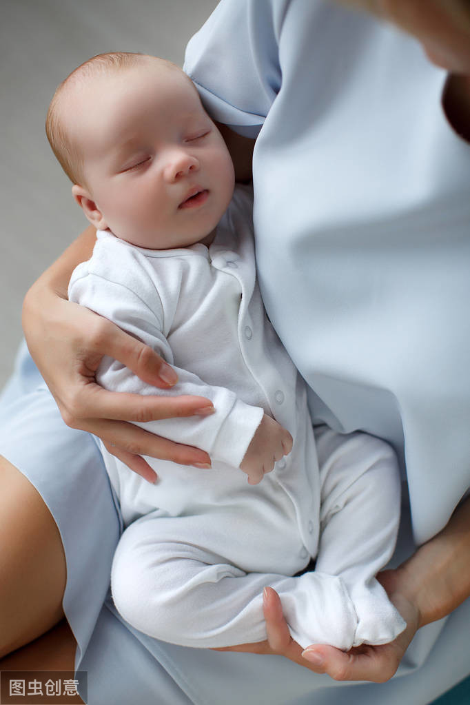 宝宝闹觉该不该抱睡？专家说法各不相同，经验却颠覆我的育儿观