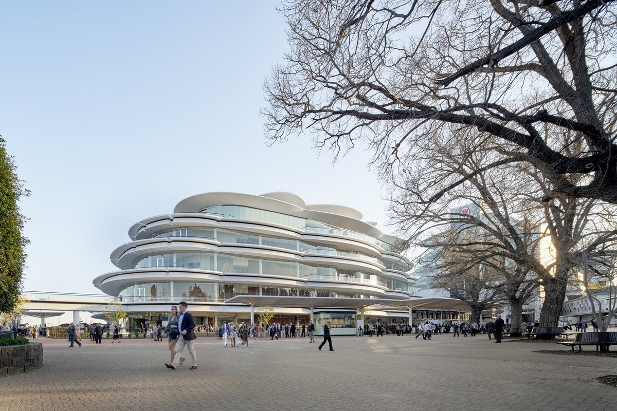 这个赛马俱乐部看台开放后,喜欢赛马的人数倍增