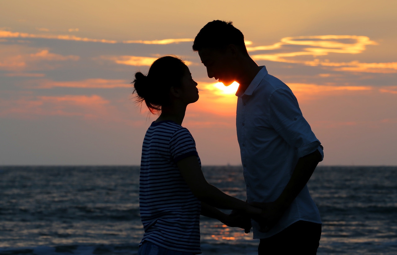 一对恋人亲吻遗骸,恋人拥吻