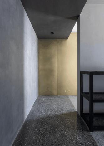 98年纹身师一人宅,酷炫工业风,家里一半面积是客厅