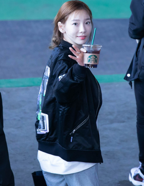 金泰妍白t牛仔裤,金泰妍背带裤