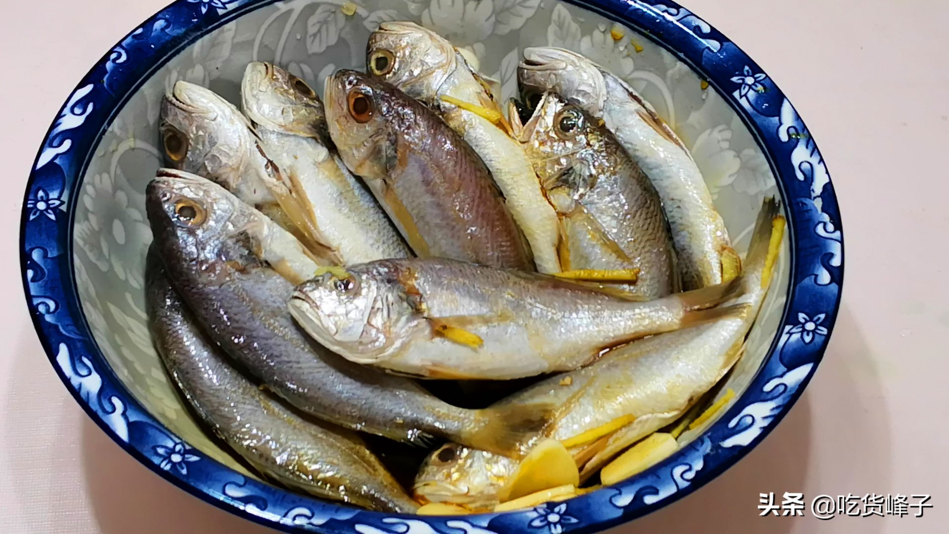 炸鱼的做法怎么炸才不脱皮不粘锅,怎样炸鲤鱼块不烂又不粘锅