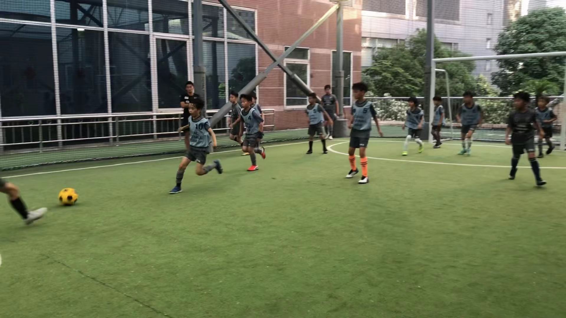 日本青训按年龄组队,日本教练带领兴趣班孩子练球感