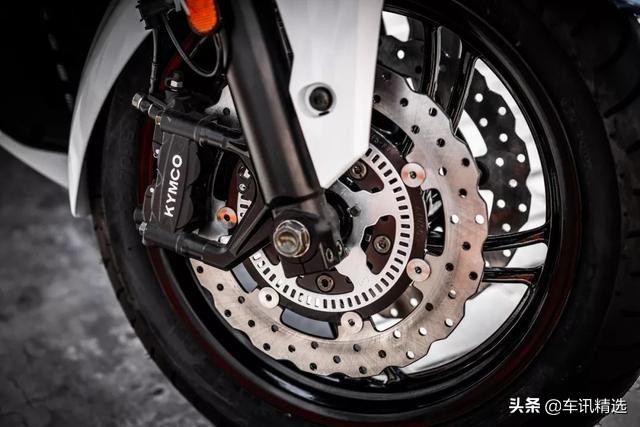 趴不动重机，换一台踏板如何？能压弯的XcitingS400，颜值还很高