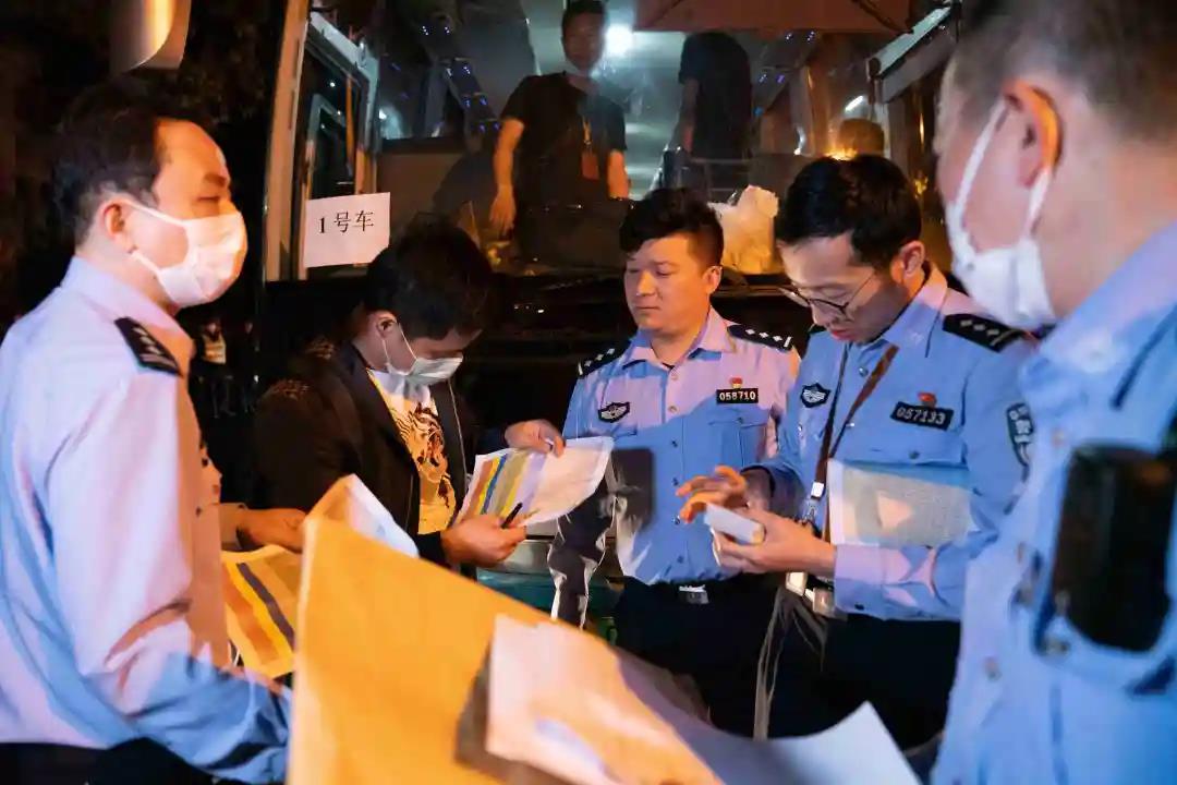 特大外汇诈骗案告破涉案3000余万,上海警方破获虚拟平台外汇诈骗