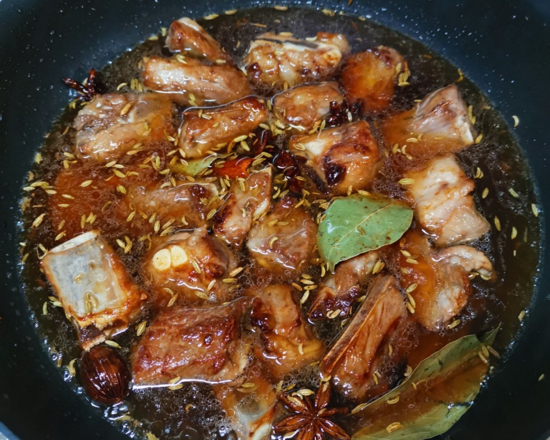 家常红烧排骨的懒人做法配料简单,红烧排骨家庭超简单做法