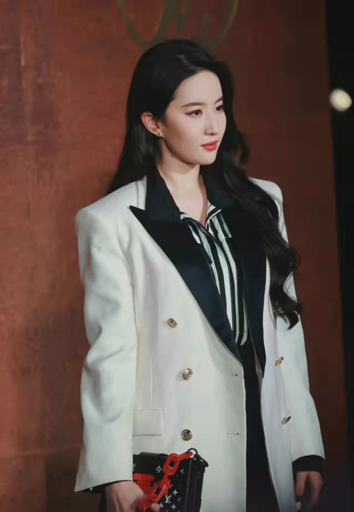 朱一龙没出名之前被冷落颁奖现场,朱一龙为什么抢压轴