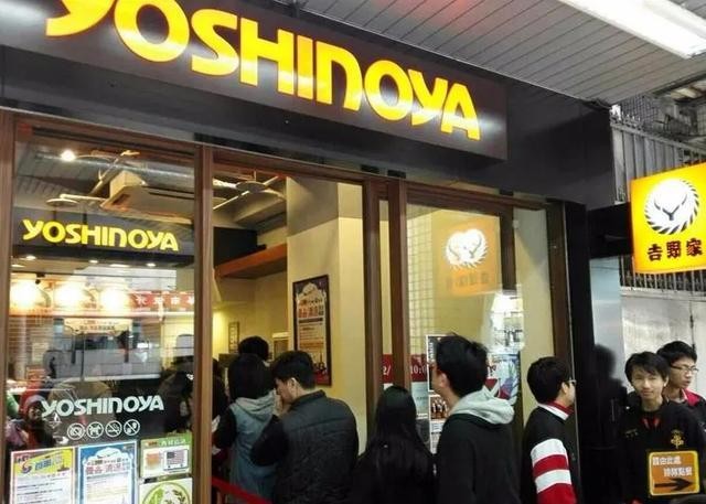 净利润暴跌1152.31%，关掉280多家门店，日本快餐巨头不香了？