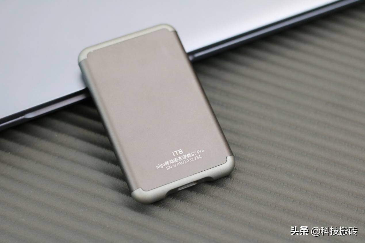 体积不到名片大小，速度狂飙567.28MB/s，爱国者S7Pro测评