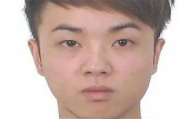 华晨宇陷入整容争议，素颜旧照被曝光，与如今的形象相差甚远