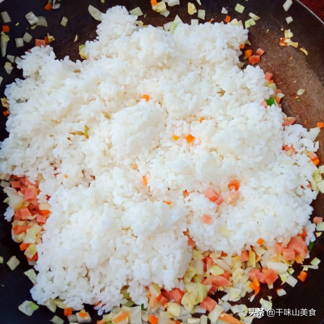 酱油炒饭粘锅什么原因,炒饭米饭松散小技巧