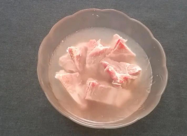 电压力锅大骨汤怎样熬才汤白,熬大骨汤放盐吗