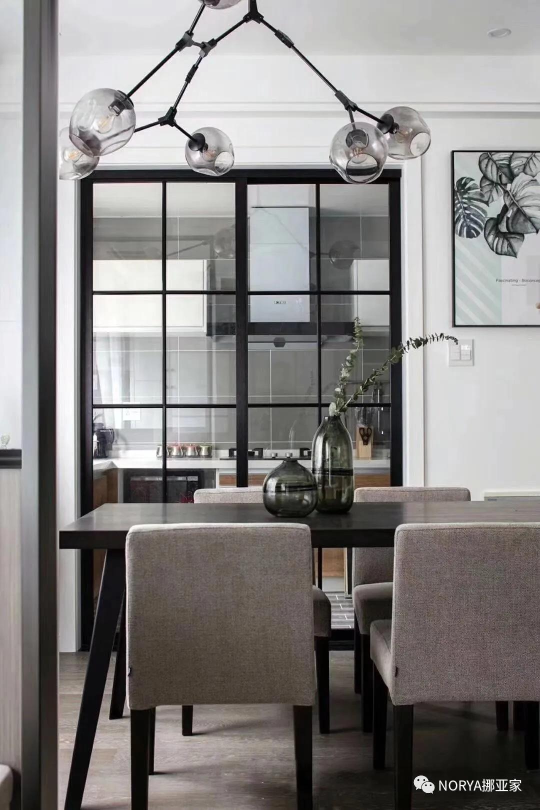 在客厅吃饭才能感觉到舒服,在客厅吃东西和饮料