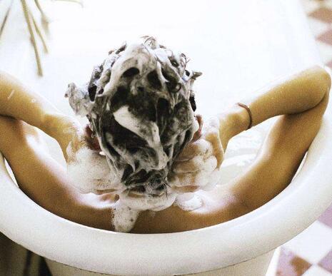 做头发卷法步骤图片,用电卷棒卷头发的步骤