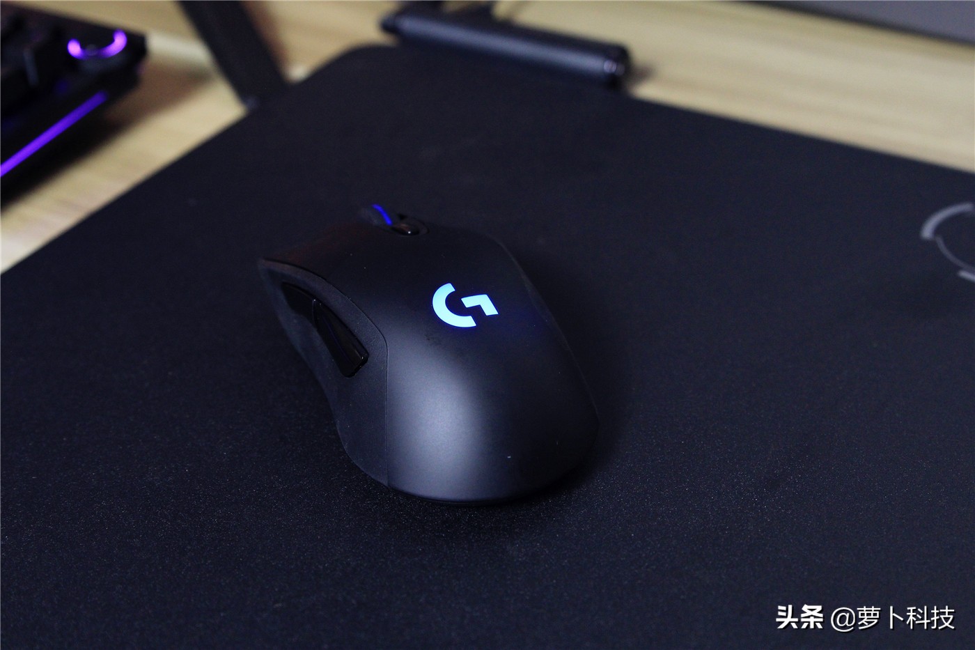 罗技g703无线鼠标评测,罗技g703鼠标底部透镜
