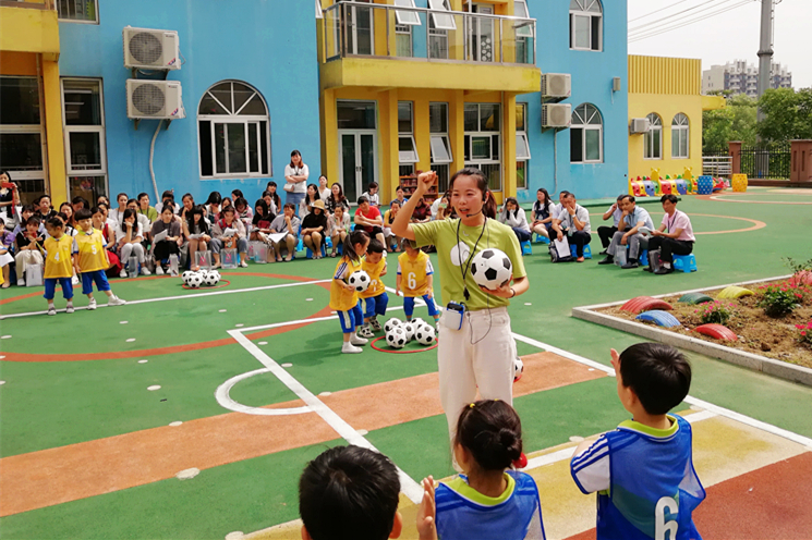 适合幼儿园玩的足球游戏,全国足球特色幼儿园游戏活动指南