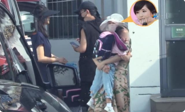 张杰谢娜同框只能看见侧脸,张杰谢娜一家四口的第一次同台