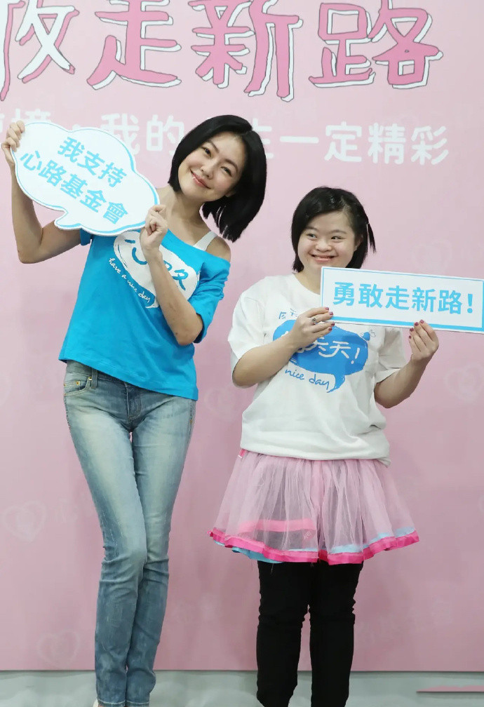 露肩装搭配宽松牛仔裤,露肩穿搭牛仔裤