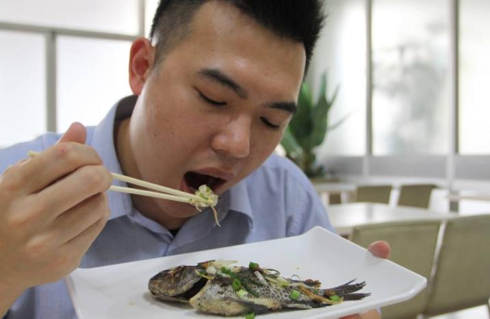 吃鱼鱼刺卡住怎么解决,吃鱼卡到鱼刺该怎么弄出来