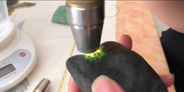 翡翠原石赌石真的是骗人的吗,几十元的翡翠原石赌石现场