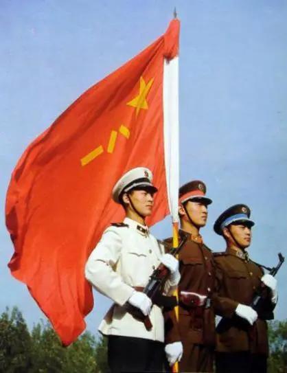 我军历史上最大规模军服换装几式,解放军第一次换装是什么水平