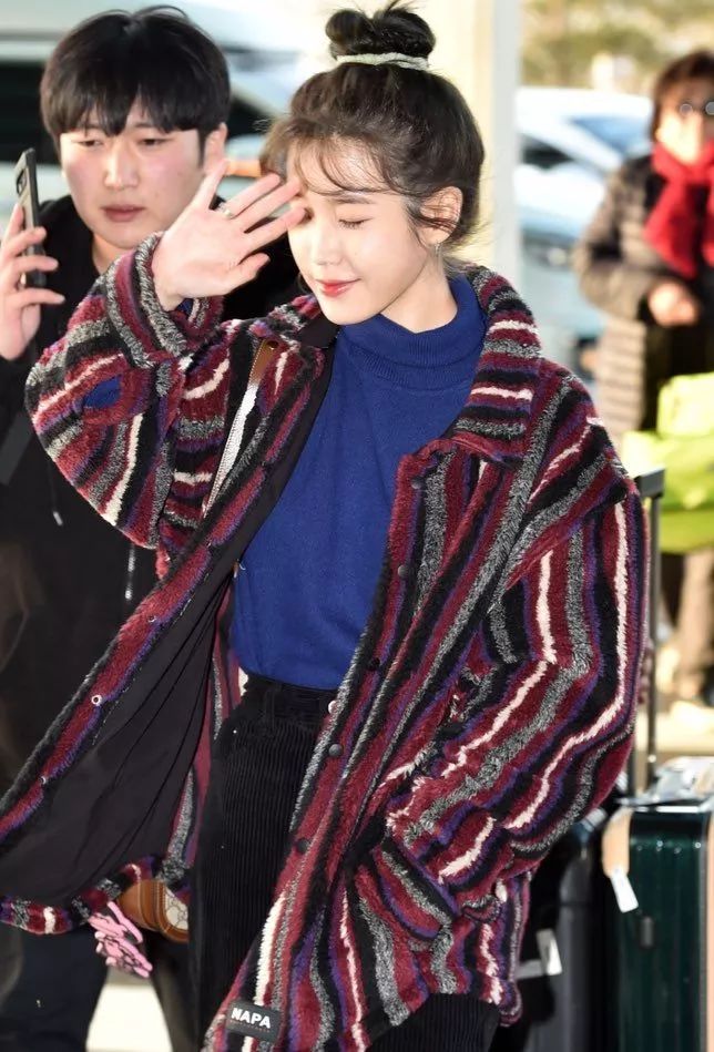 iu的时尚品味,iu穿杏色牛仔外套