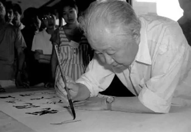 写字如何掌握笔尖与纸面的力度,如何执笔写字才能又快又稳