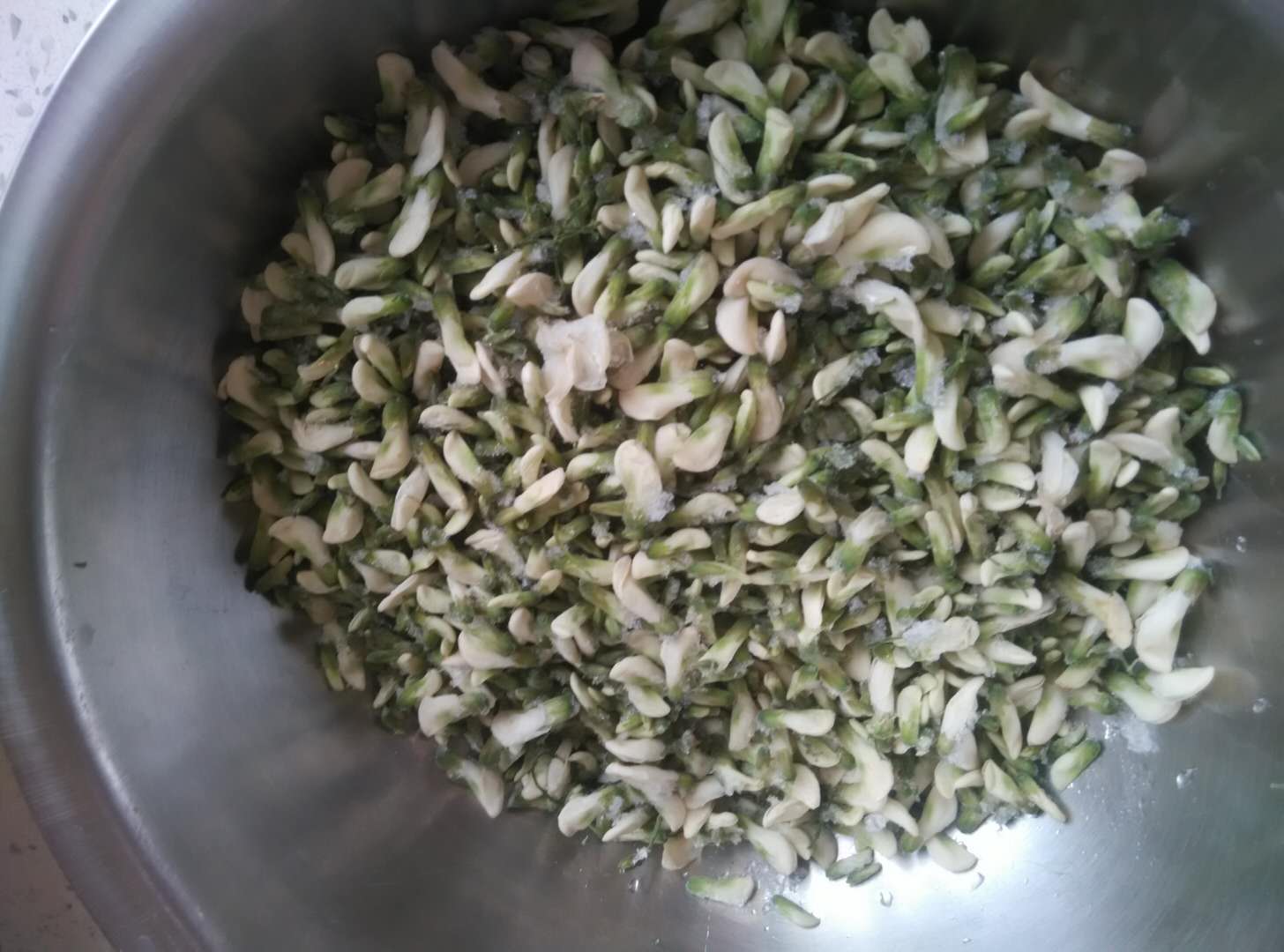 洋槐花炒着吃好吃还是蒸的好吃,民间传统蒸槐花