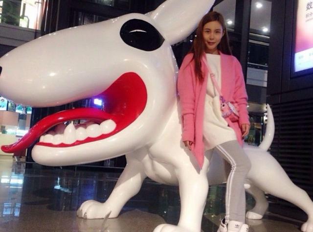 拜金女马诺嫁入豪门了吗,当年宁愿坐在宝马里哭的女孩