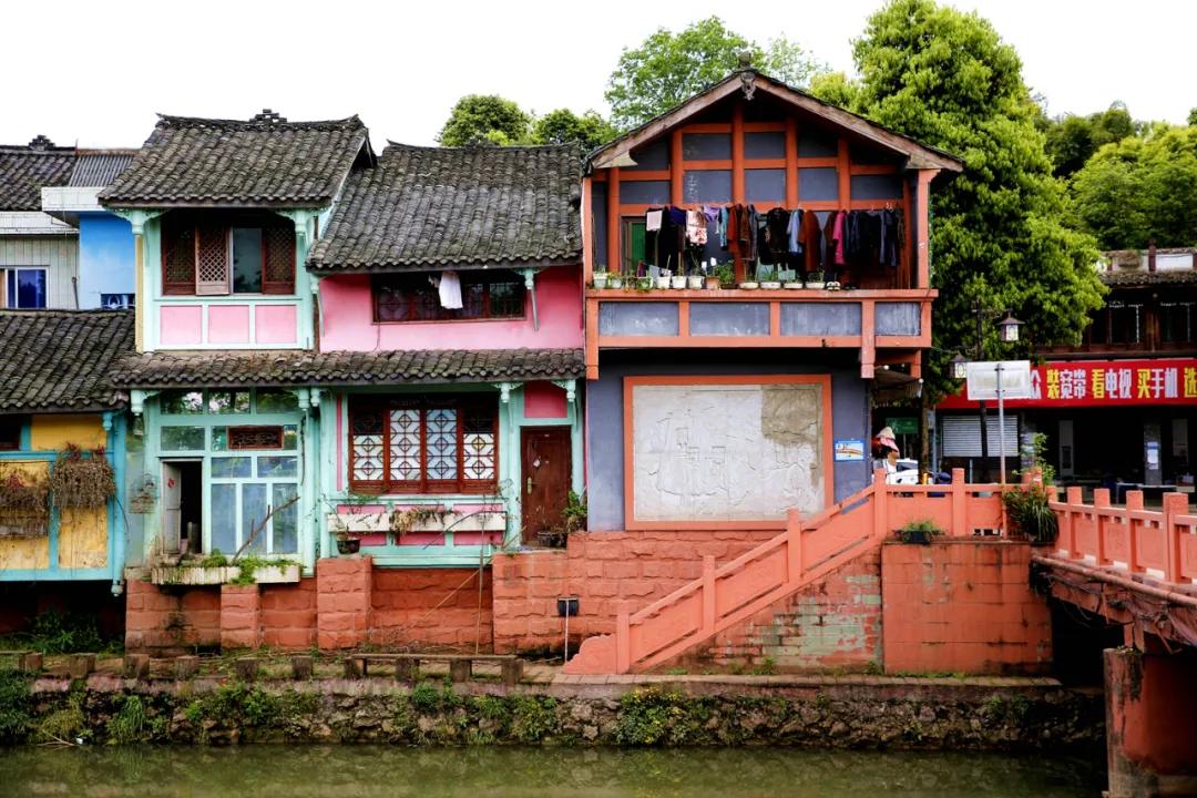 津门网金熙男：彩色小镇