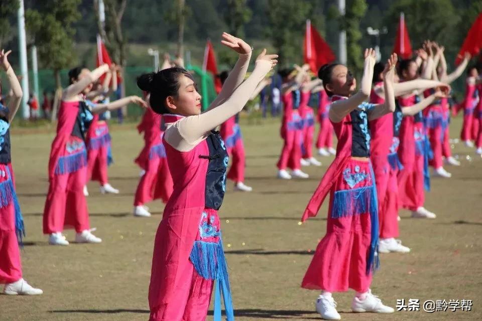 课间做广播体操,在教室做的广播体操