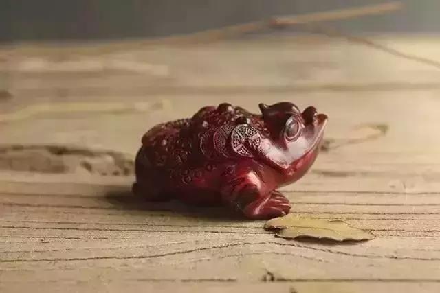 木雕兽头什么寓意,长颈鹿木雕婚礼摆件有什么寓意