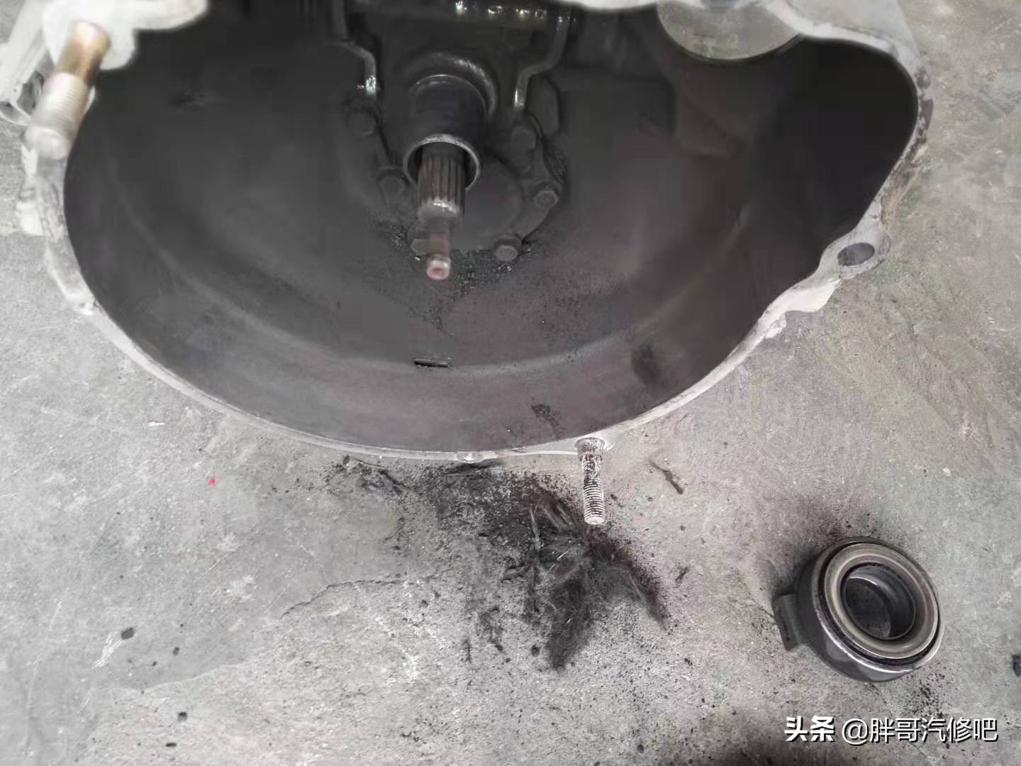 五菱之光挂档不走，胖哥以为换挡拉线脱落，原来是摩擦片报废了